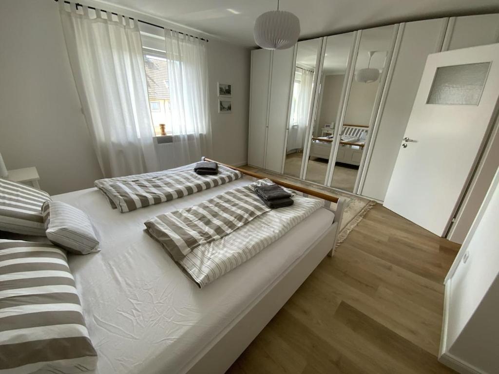 twee bedden met kussens in een slaapkamer bij Ferienhaus Hildchen an der Osterheide in Schneverdingen