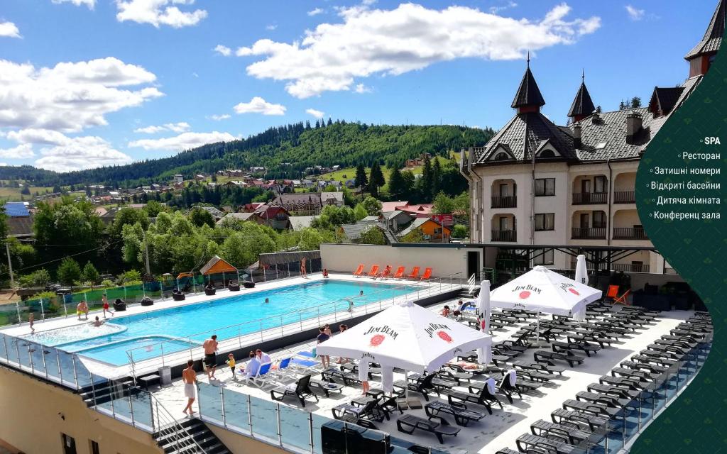 vista para uma piscina num hotel em Diamond Resort Black em Bukovel