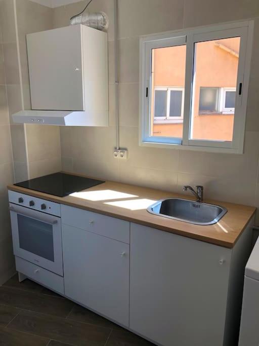 A kitchen or kitchenette at El Balcó del Bastareny Apartamento renovado 6p
