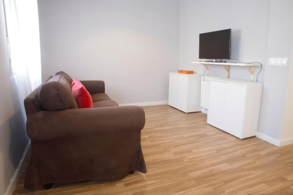 A television and/or entertainment centre at El Balcó del Bastareny Apartamento renovado 6p