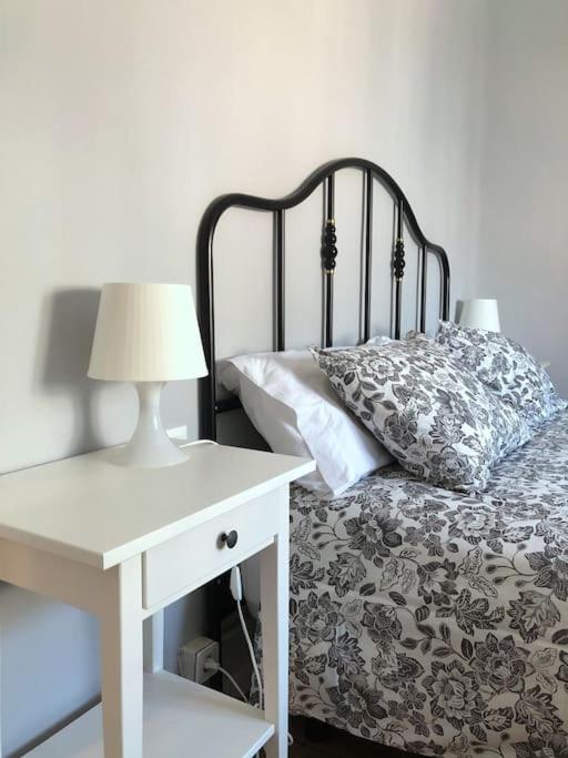 A bed or beds in a room at El Balcó del Bastareny Apartamento renovado 6p