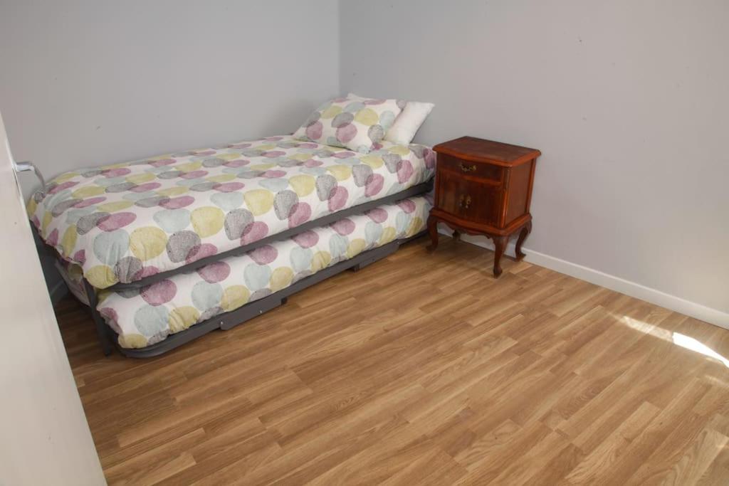 A bed or beds in a room at El Balcó del Bastareny Apartamento renovado 6p