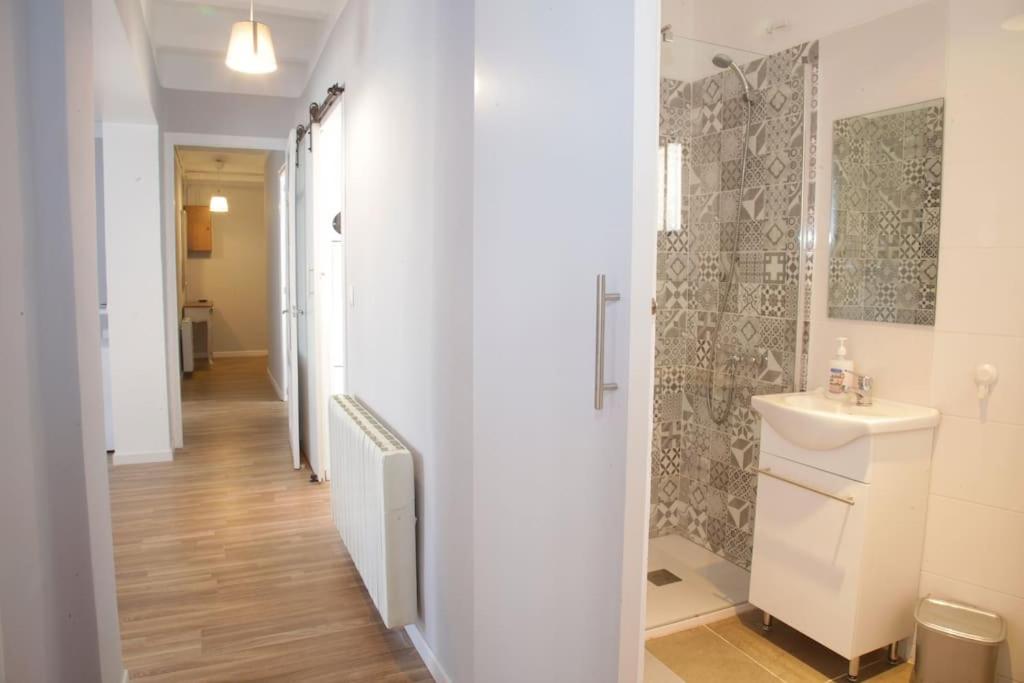 A bathroom at El Balcó del Bastareny Apartamento renovado 6p