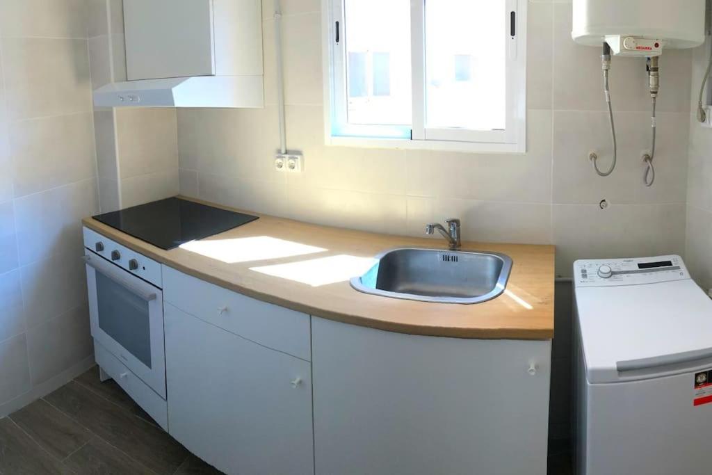 A kitchen or kitchenette at El Balcó del Bastareny Apartamento renovado 6p