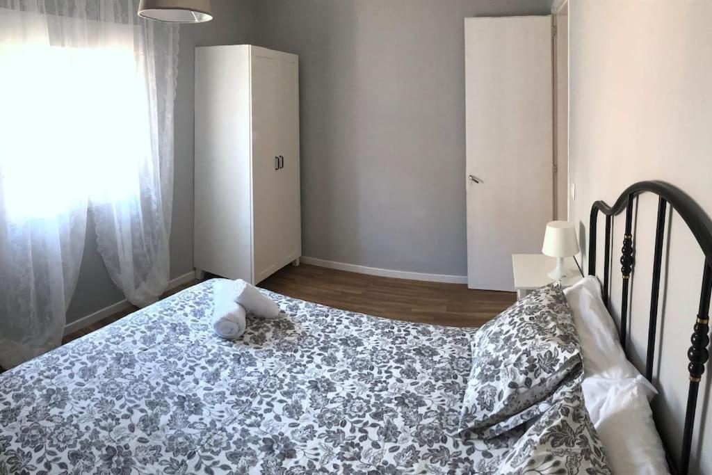 A bed or beds in a room at El Balcó del Bastareny Apartamento renovado 6p