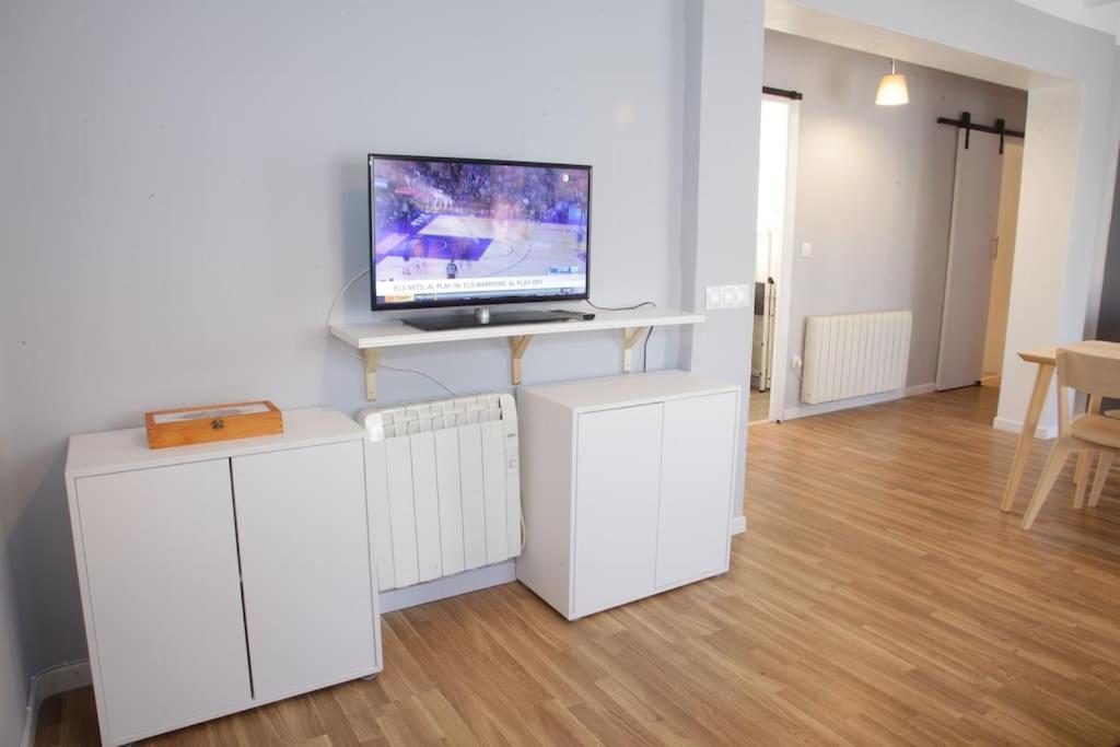 A television and/or entertainment centre at El Balcó del Bastareny Apartamento renovado 6p