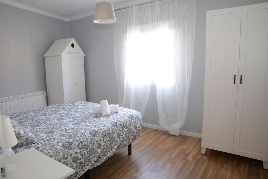 A bed or beds in a room at El Balcó del Bastareny Apartamento renovado 6p