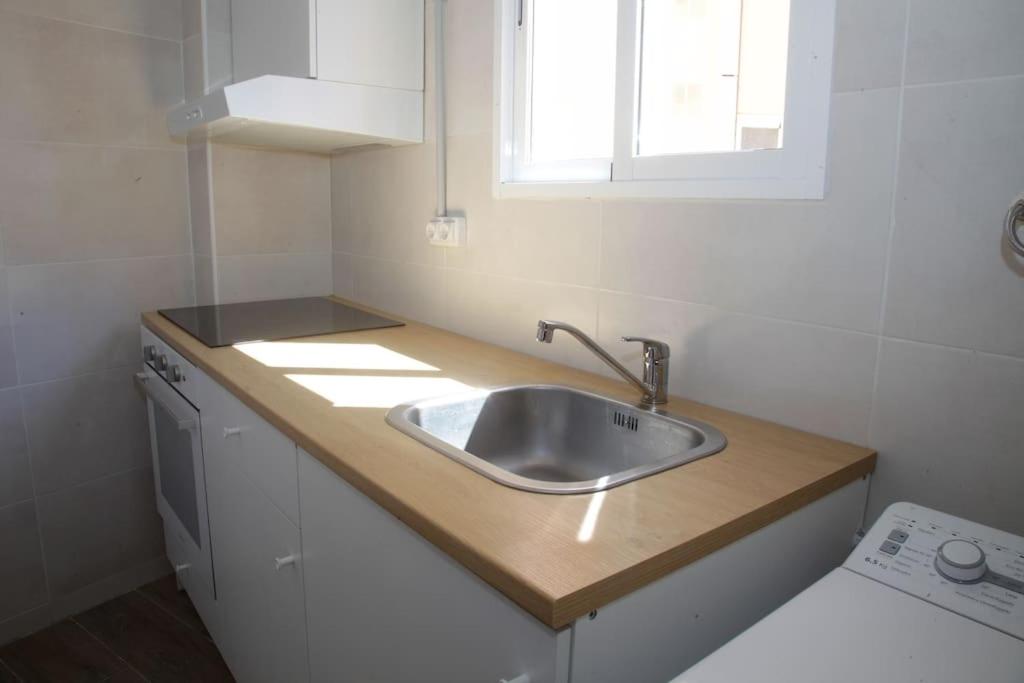 A kitchen or kitchenette at El Balcó del Bastareny Apartamento renovado 6p