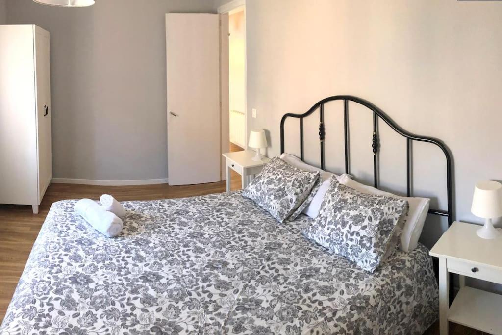A bed or beds in a room at El Balcó del Bastareny Apartamento renovado 6p