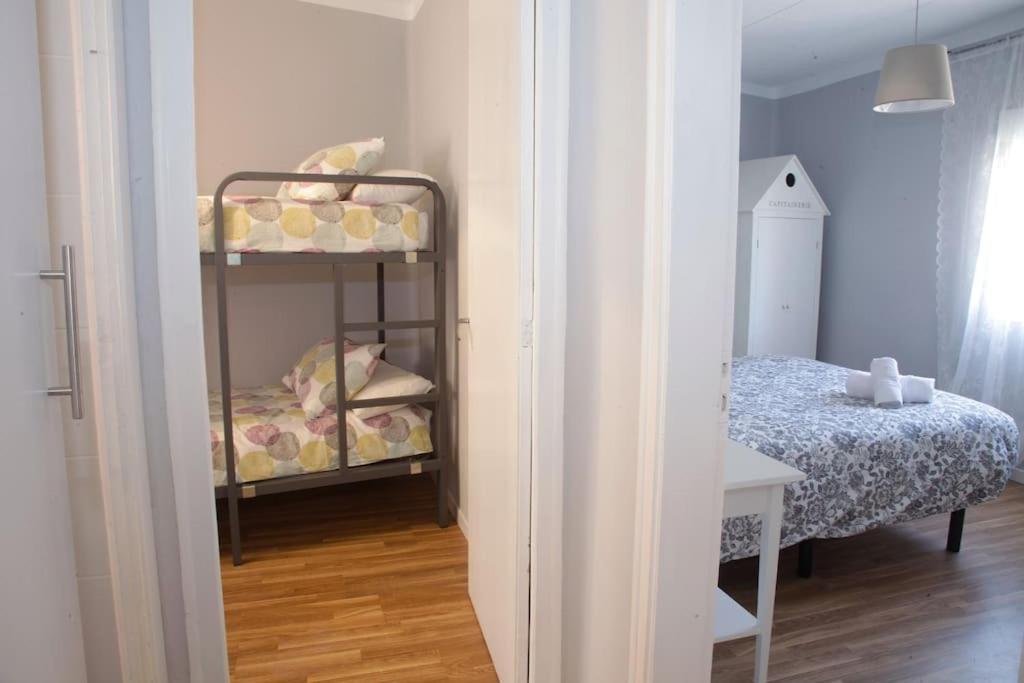 A bed or beds in a room at El Balcó del Bastareny Apartamento renovado 6p
