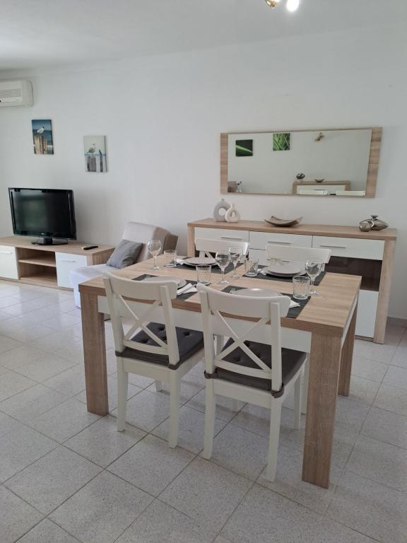 una sala da pranzo con tavolo e 2 sedie di Apartamento Orla-Mar a Vila Nova de Cacela