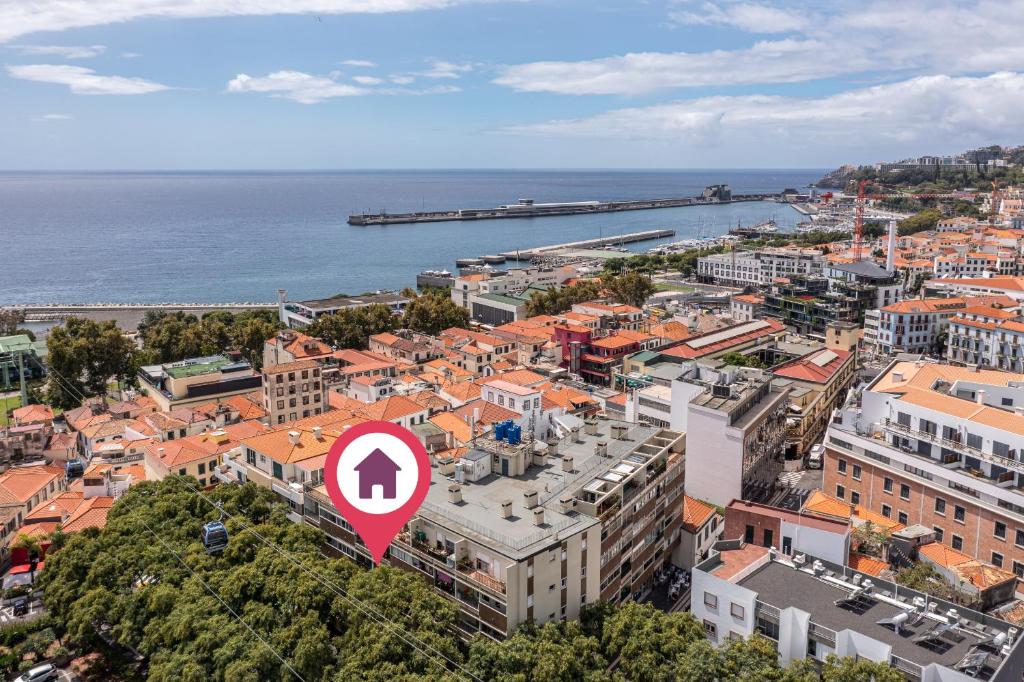 una vista aérea de una ciudad con una señal de flecha roja en Flat with Balcony at Downtown by Farmers Market, en Santa Luzia