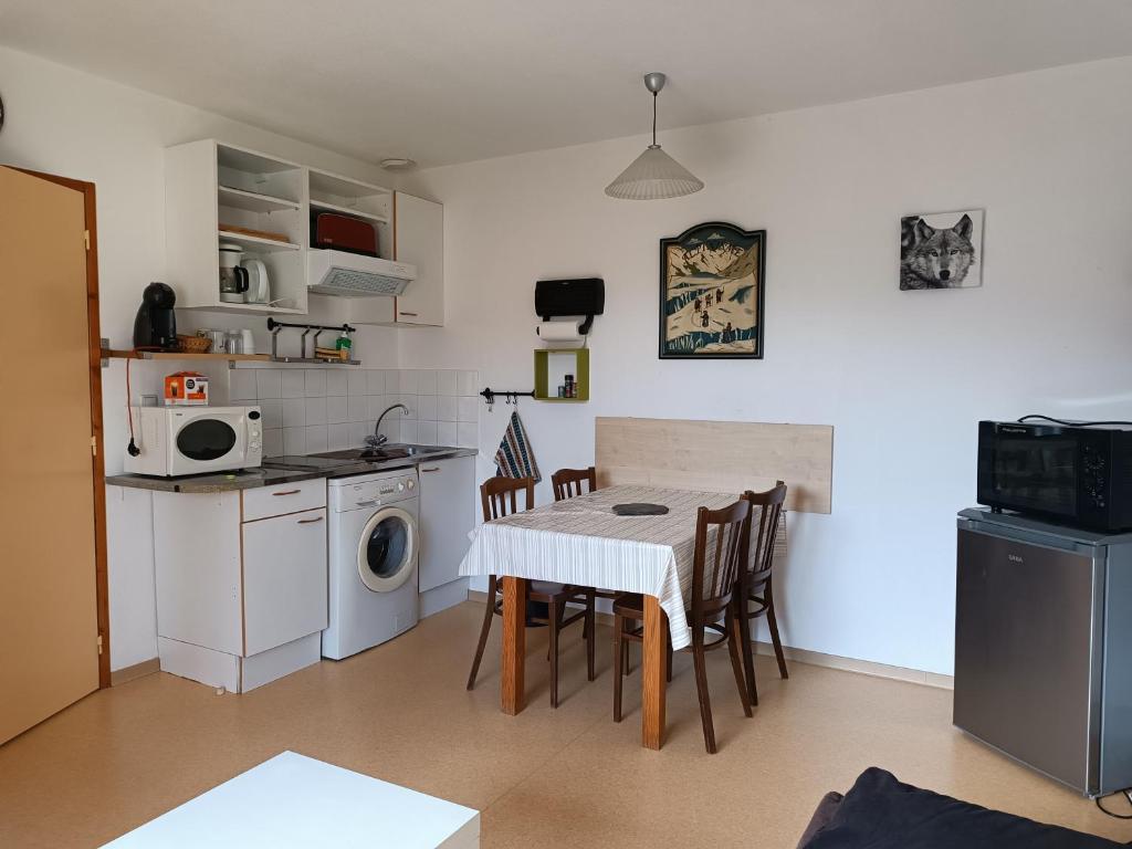 Kuchyňa alebo kuchynka v ubytovaní Appartement A proximité d'Ax les thermes
