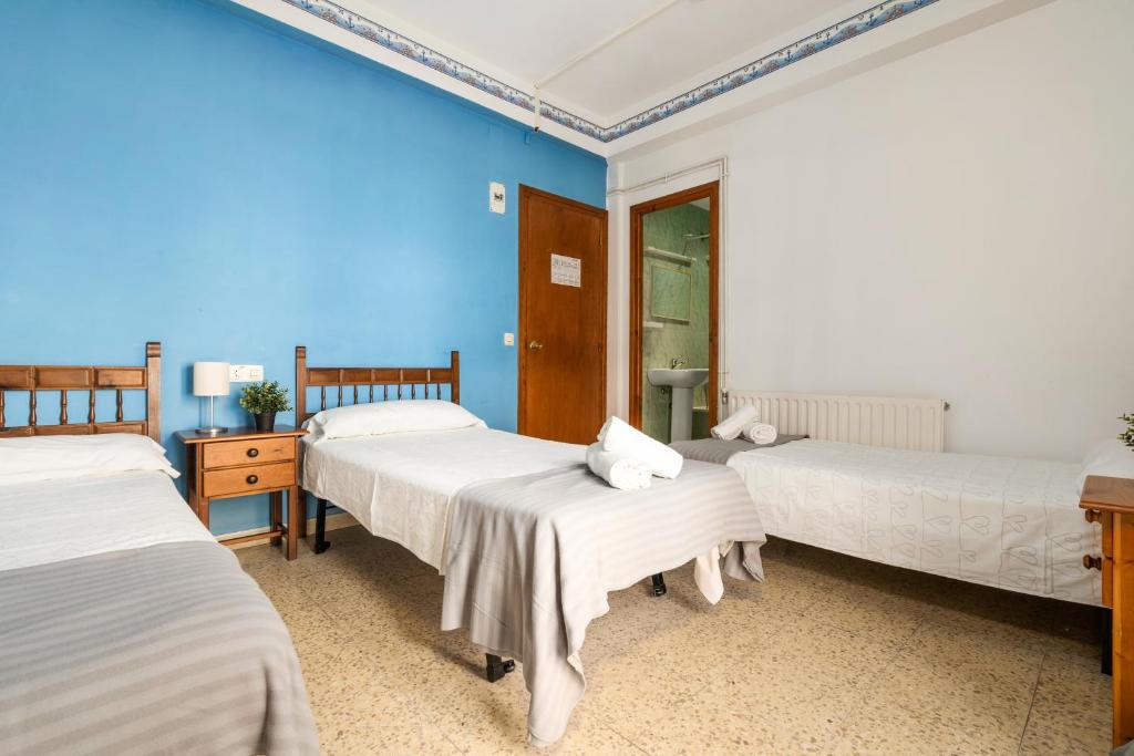 Postel nebo postele na pokoji v ubytování Hostal La Marina