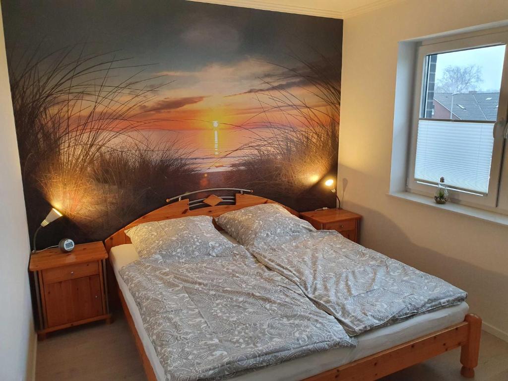 Schlafzimmer mit einem Bett mit Wandgemälde in der Unterkunft Ferien am Idasee 85041 in Ostrhauderfehn