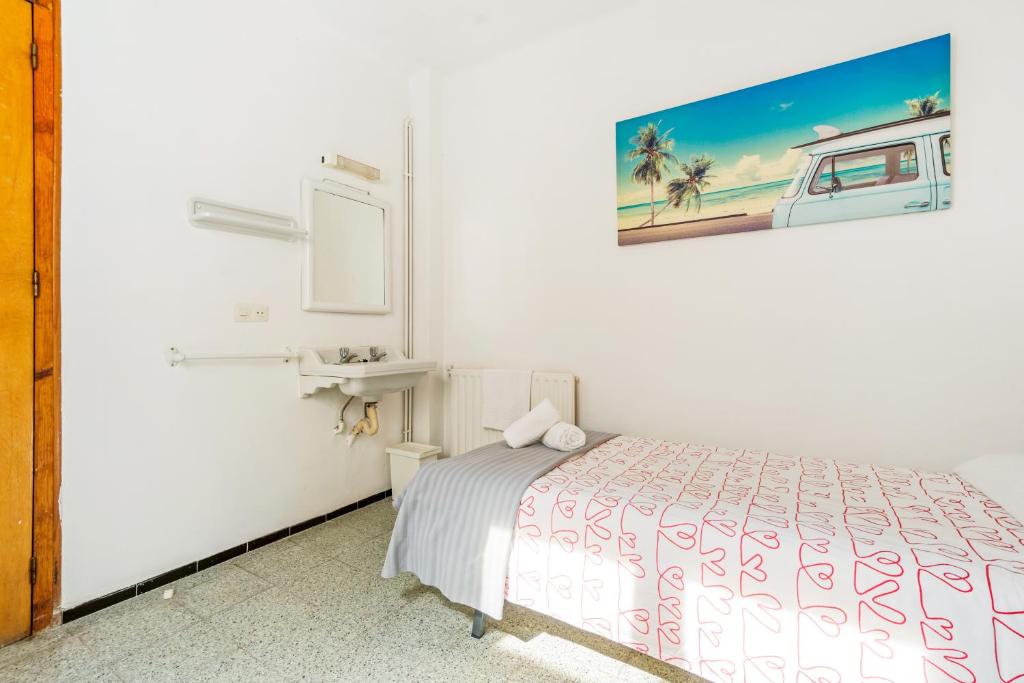Postel nebo postele na pokoji v ubytování Hostal La Marina