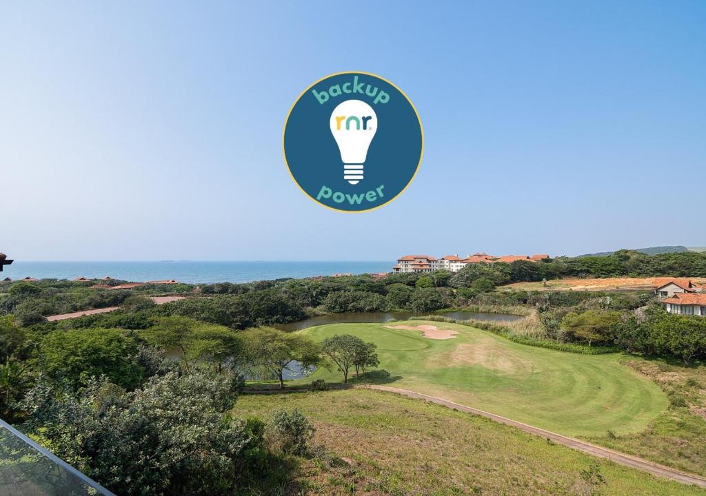 - une vue aérienne sur un parcours de golf avec une ampoule dans l'établissement Zimbali 5 Bedroom with stunning views ZBG1, à Ballito