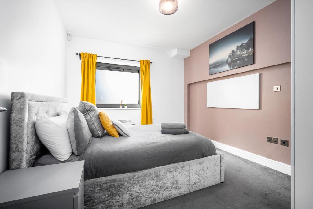 1 dormitorio con 1 cama y 1 sofá en BROADWAY SUITE - Newly refurbished stylish apartment with FREE PRIVATE PARKING - Great location, en Birmingham