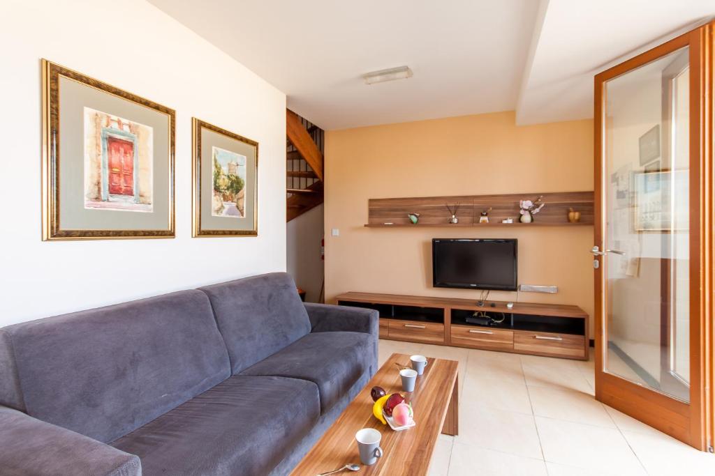 TV a/nebo společenská místnost v ubytování Harbour Views Gozitan Villa Shared Pool - Happy Rentals