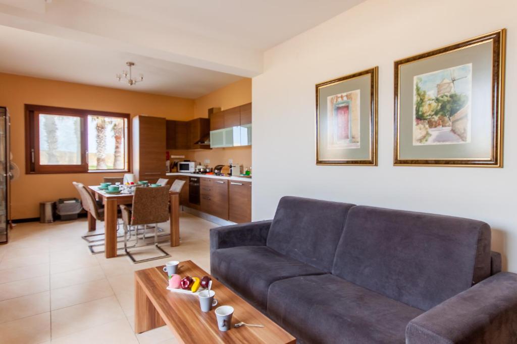 Posezení v ubytování Harbour Views Gozitan Villa Shared Pool - Happy Rentals