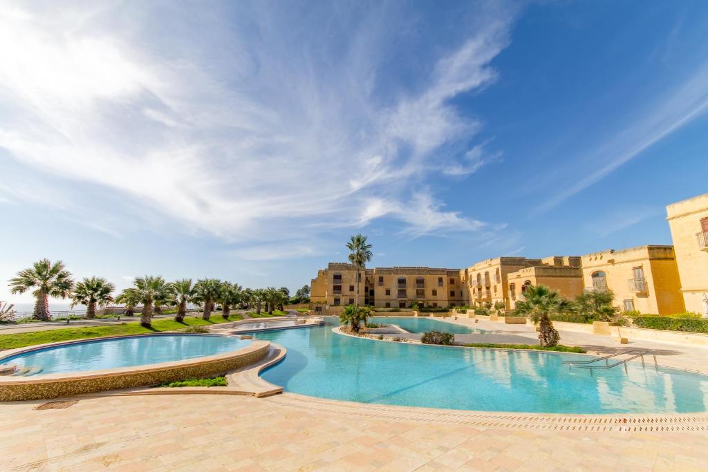 Bazén v ubytování Harbour Views Gozitan Villa Shared Pool - Happy Rentals nebo v jeho okolí