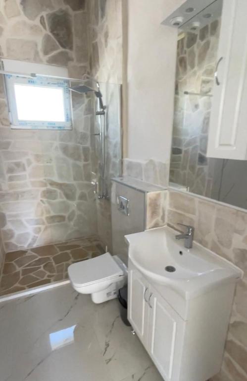Un baño de Villa Tunaj new Pool and BBQ