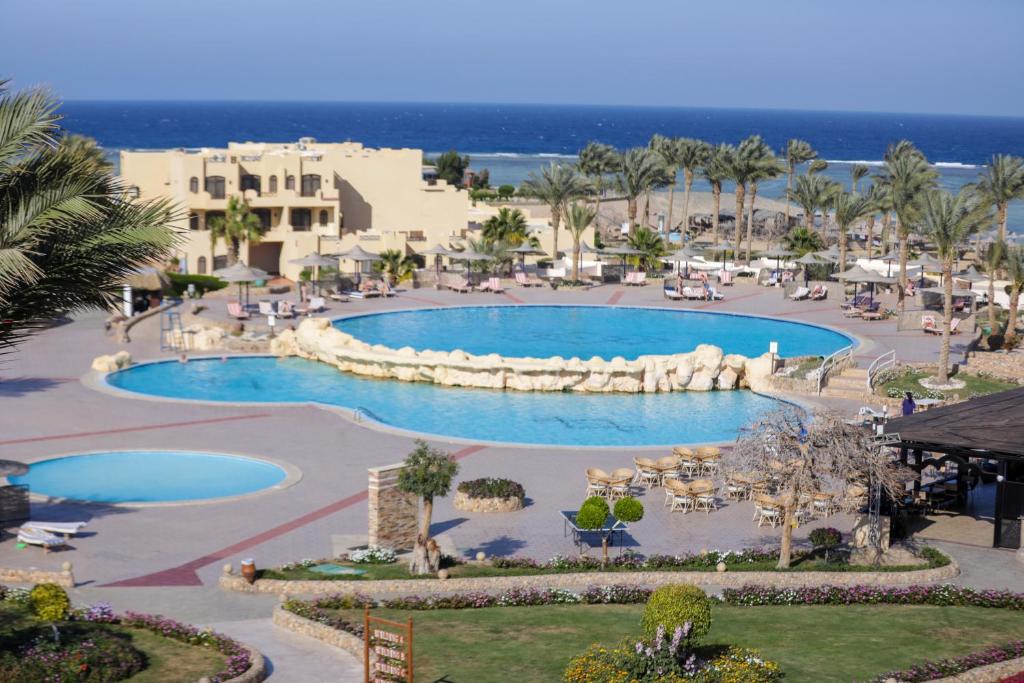 een luchtzicht op een resort met een zwembad bij Blend Elphistone Resort Marsa Alam in Abu Dabab