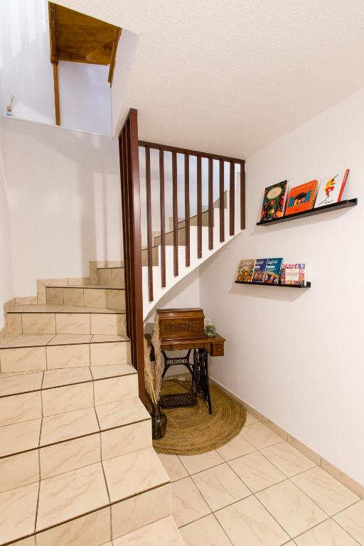 a staircase with a bench and a table in a room at La couronne Maison 80m2 garage &amp; terrasse in Sainte-Croix-en-Plaine