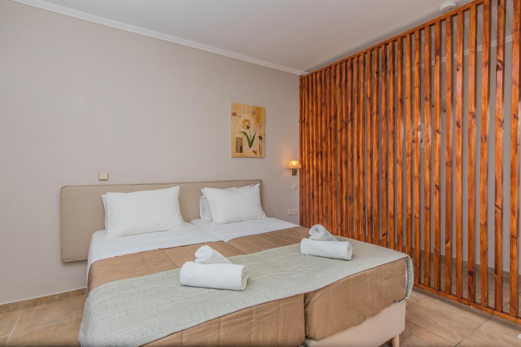 Postel nebo postele na pokoji v ubytování Porto Planos Beach Hotel