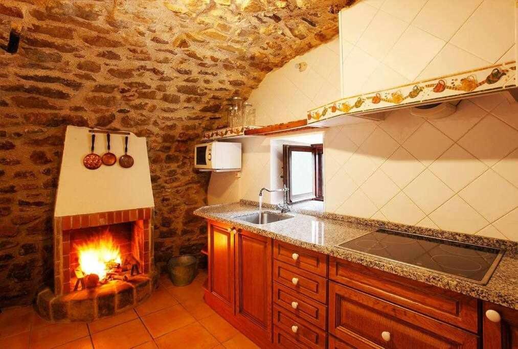 Kuchyňa alebo kuchynka v ubytovaní Masia Mas d'en Bosch Casa Rural Baronia de Rialb