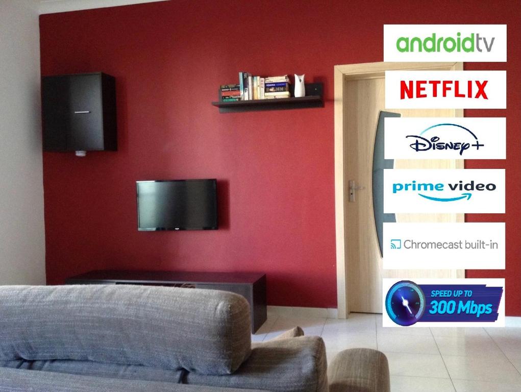 En tv och/eller ett underhållningssystem på Merhba Apartment