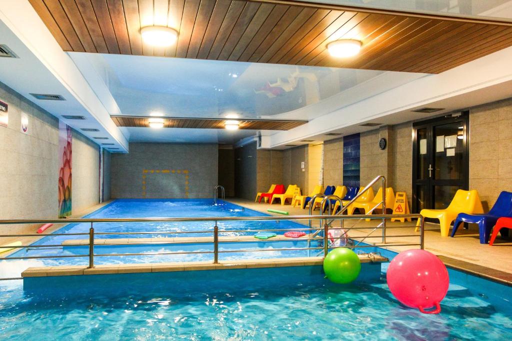 una piscina con bolas en el agua en Apartamenty Marina Jastrzębia Góra, en Jastrzębia Góra