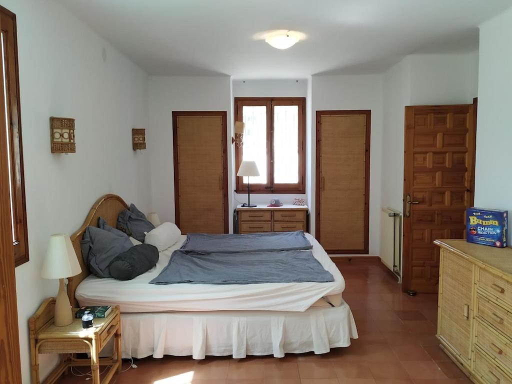ベグールにあるMediterranean Dreamの部屋の中に大きなベッドがある寝室