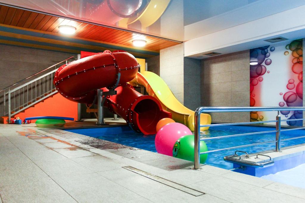 una zona de juegos para niños con un tobogán en una piscina en Apartamenty w Marina Jastrzębia Góra, en Jastrzębia Góra