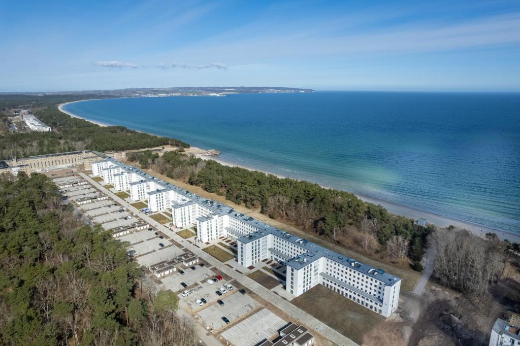 奧茨巴德賓茲的住宿－Strandresidenzen Strandresidenzen Haus Dänholm 3 3，海滩旁一座建筑的空中景观