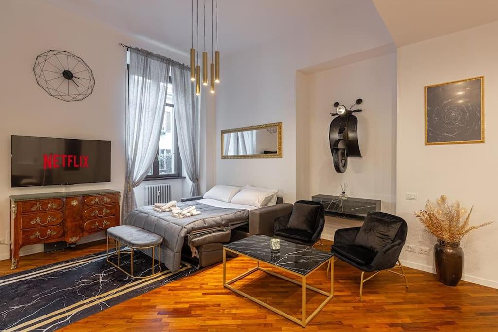A television and/or entertainment centre at Luxury suite Como