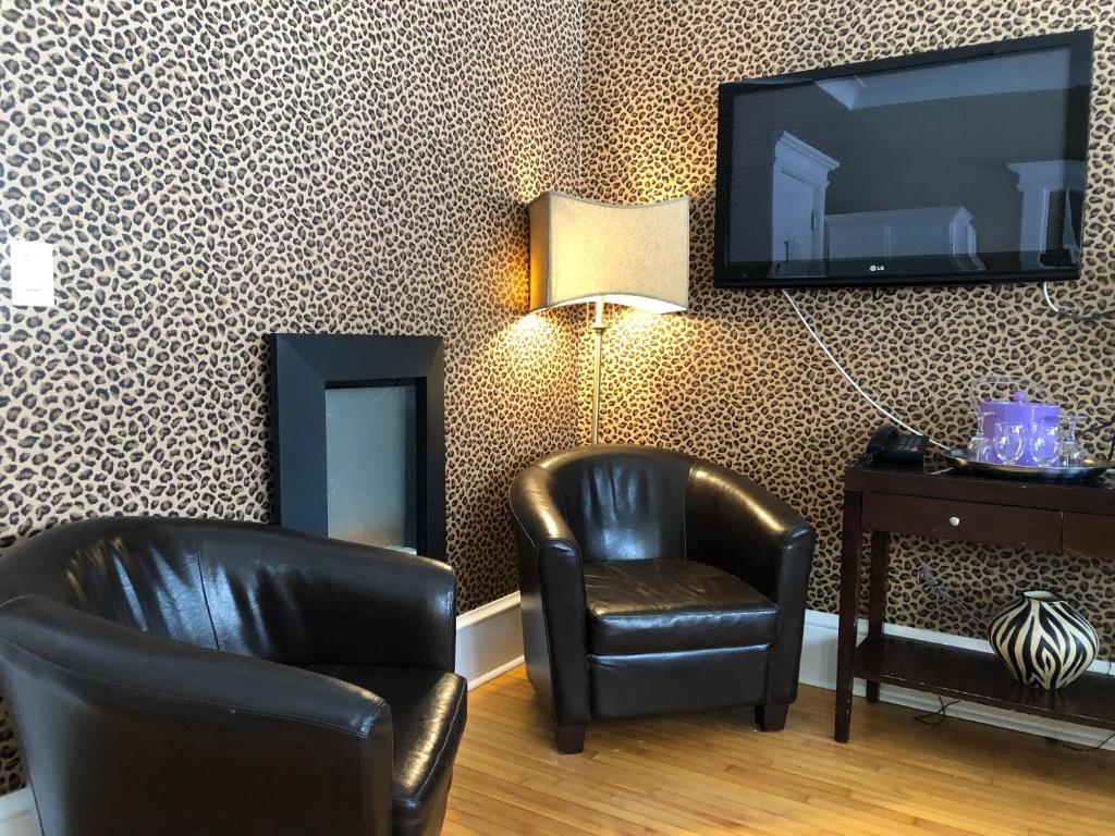Leaside Manor - Luxe Queen Room