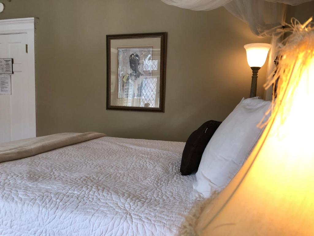 Leaside Manor - Luxe Queen Room