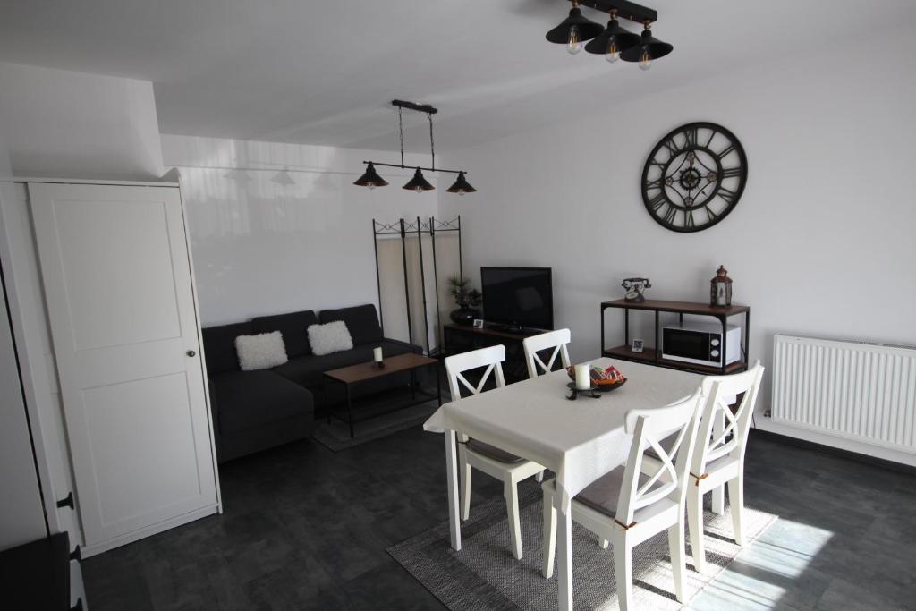 a living room with a white table and chairs at Apartment Francesca mit Parkplatz nähe Altstadt in Sibiu