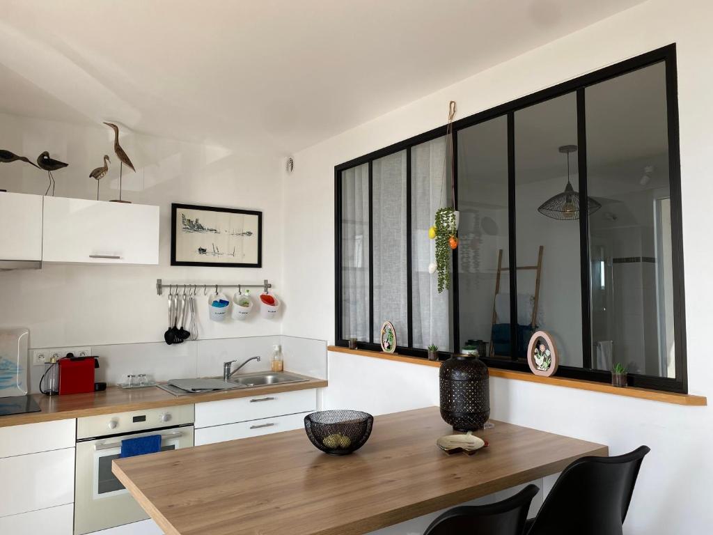 Kuchyňa alebo kuchynka v ubytovaní Splendide vue face à la mer avec garage