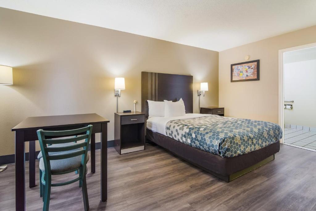 Econo Lodge Garner - Raleigh - Queen Room - Accessible/Smoking