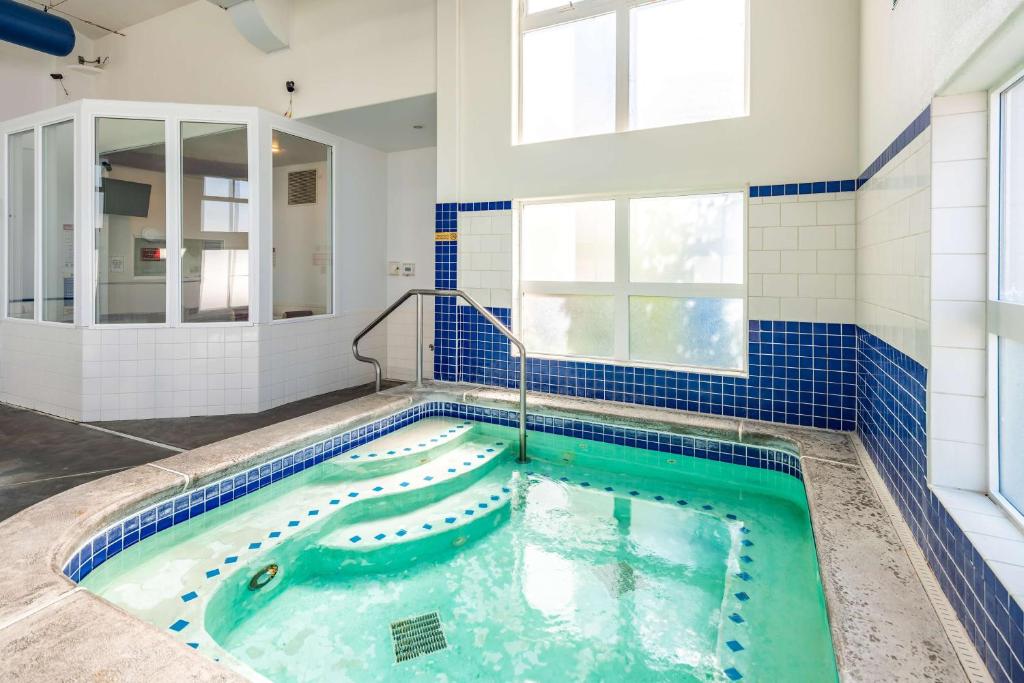 Bazén v ubytování Motel 6 Clarkston WA nebo v jeho okolí