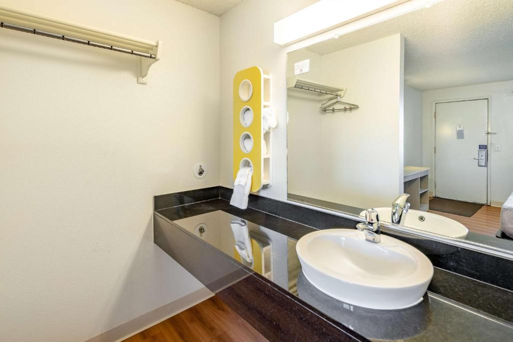 Koupelna v ubytování Motel 6 Clarkston WA