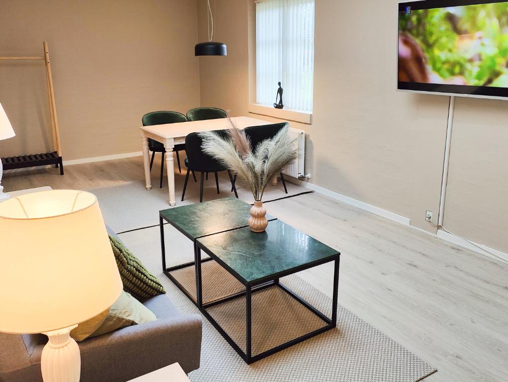 TV a/nebo společenská místnost v ubytování Rønnes Hotel