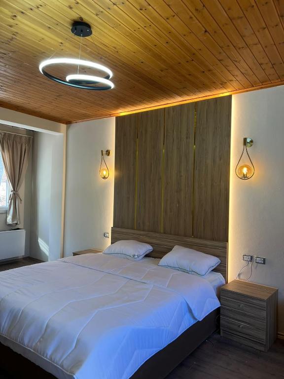 Postel nebo postele na pokoji v ubytování Bujtina Shehu