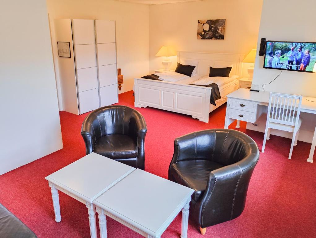 TV a/nebo společenská místnost v ubytování Rønnes Hotel