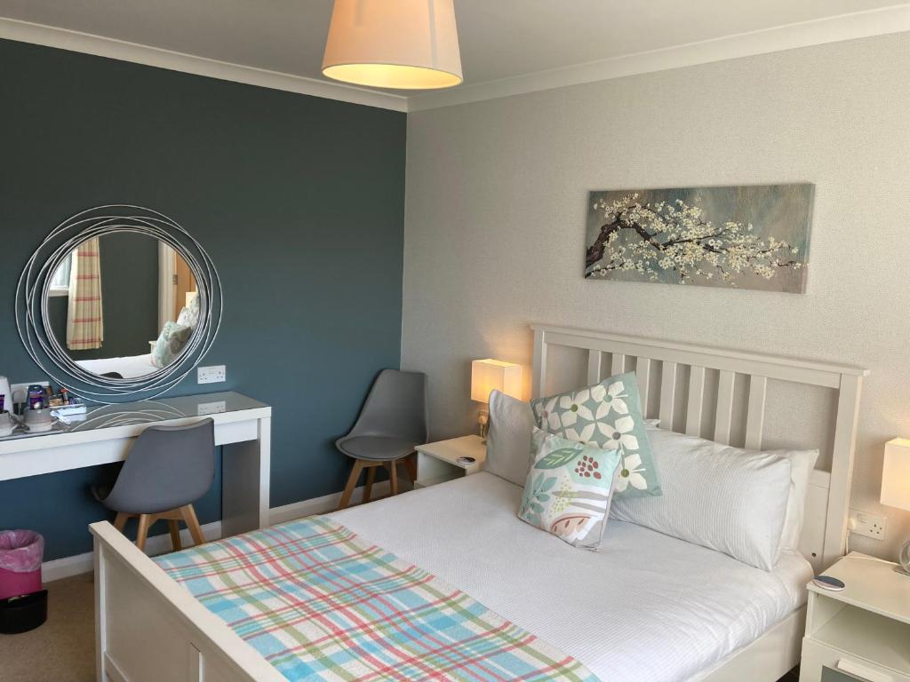 Postel nebo postele na pokoji v ubytování Ballintoy B&B IsleofSkye