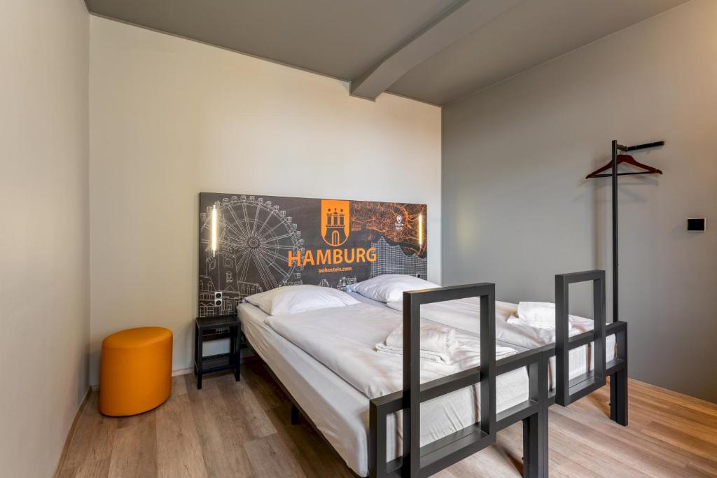 um quarto com uma cama de dossel na parede em a&o Hamburg Hauptbahnhof em Hamburgo