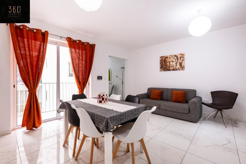 Posezení v ubytování Modern & Spacious Apartment in the Heart of Pieta by 360 Estates