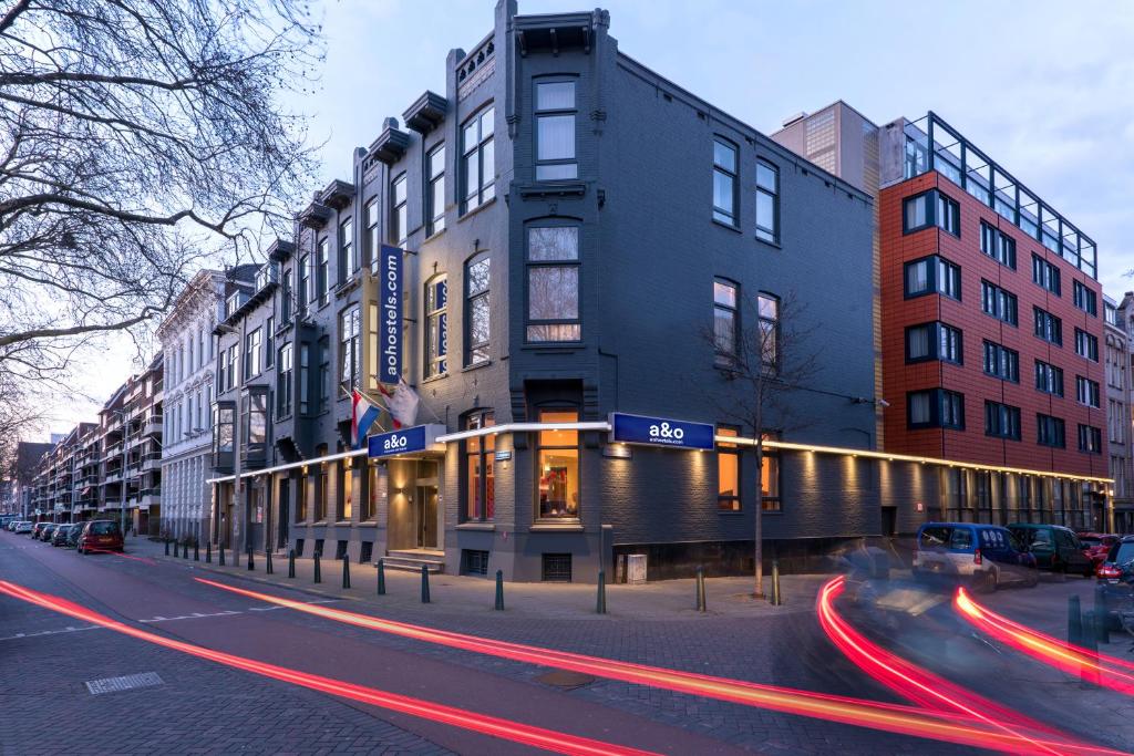 - un bâtiment dans une rue de la ville où les voitures passent dans l'établissement a&o Rotterdam City, à Rotterdam